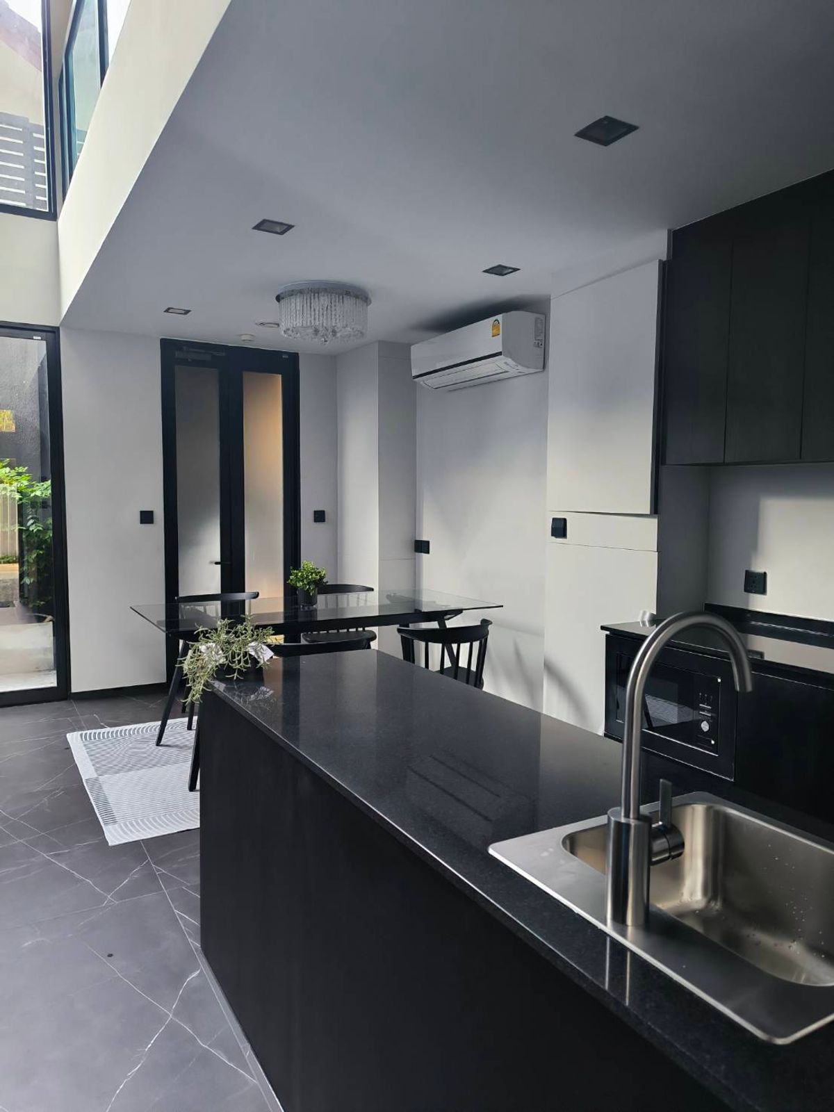 For RentTownhomeRatchadapisek, Huaikwang, Suttisan : Rent a Townhome/Home Office in the heart of Ratchada, only 800 meters near MRT, near Ratchada Road, only 500 meters.