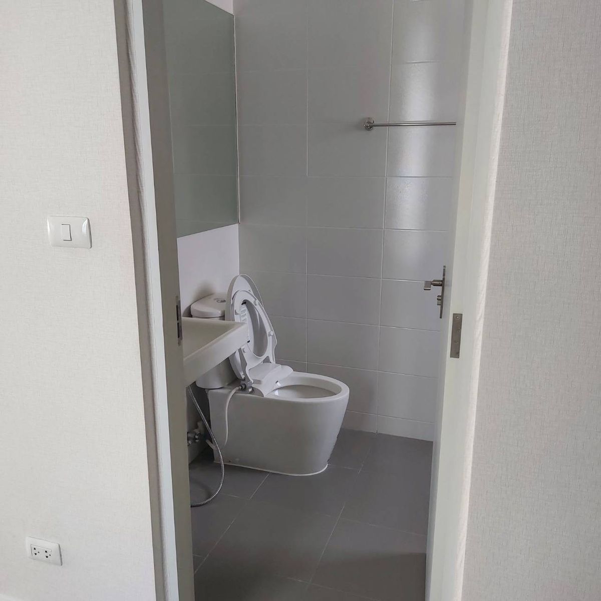 ขายบ้านนนทบุรี บางใหญ่ บางบัวทอง : ขายบ้านสุดพิเศษ “VENUE WESTGATE”ทำเลทองใจกลางเมืองตั้งอยู่บนถนนแก้วอินทร์ ใกล้กับถนนกาญจนาภิเษก เพียง 4 กม. ทำให้การเดินทางสะดวกสบาย และเชื่อมต่อกับทุกพื้นที่ในเมืองรายละเอียดบ้านแฝด 35 ตรว.	•	ตกแต่งพร้อมอยู่ ราคาขายเพียง 4.15 ล้านบาท