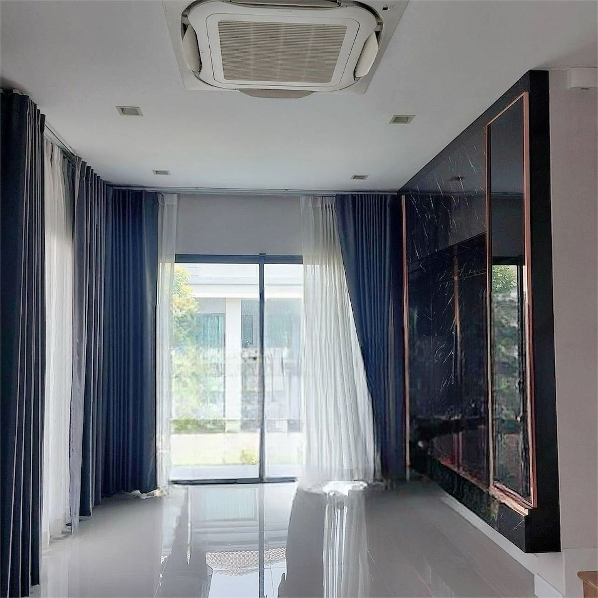 ขายบ้านนนทบุรี บางใหญ่ บางบัวทอง : ขายบ้านสุดพิเศษ “VENUE WESTGATE”ทำเลทองใจกลางเมืองตั้งอยู่บนถนนแก้วอินทร์ ใกล้กับถนนกาญจนาภิเษก เพียง 4 กม. ทำให้การเดินทางสะดวกสบาย และเชื่อมต่อกับทุกพื้นที่ในเมืองรายละเอียดบ้านแฝด 35 ตรว.	•	ตกแต่งพร้อมอยู่ ราคาขายเพียง 4.15 ล้านบาท