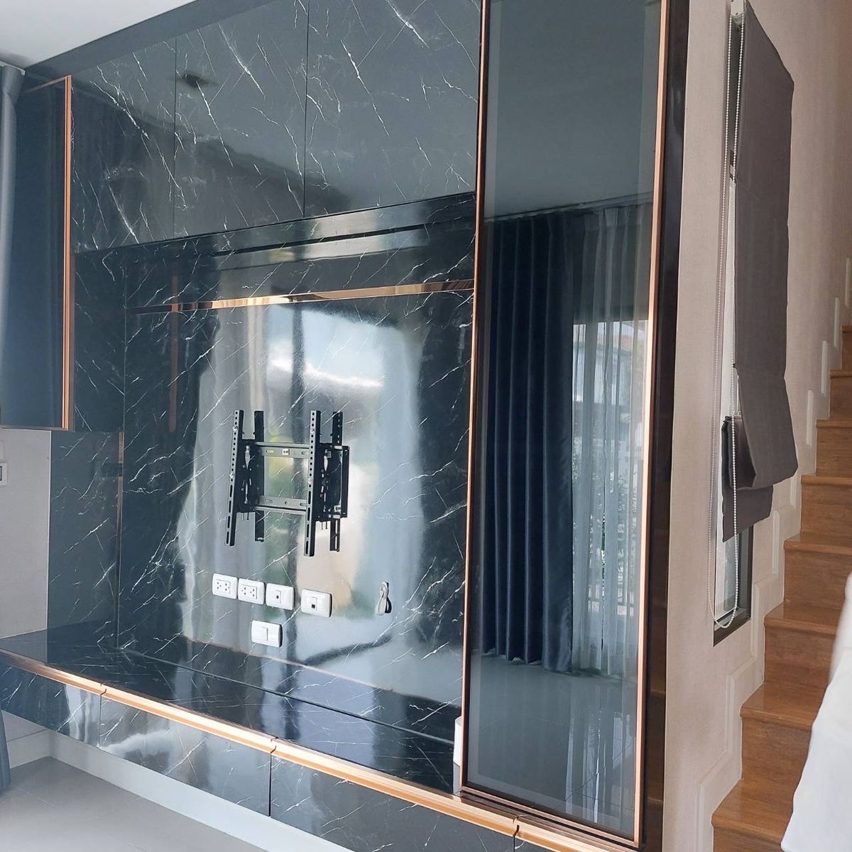 ขายบ้านนนทบุรี บางใหญ่ บางบัวทอง : ขายบ้านสุดพิเศษ “VENUE WESTGATE”ทำเลทองใจกลางเมืองตั้งอยู่บนถนนแก้วอินทร์ ใกล้กับถนนกาญจนาภิเษก เพียง 4 กม. ทำให้การเดินทางสะดวกสบาย และเชื่อมต่อกับทุกพื้นที่ในเมืองรายละเอียดบ้านแฝด 35 ตรว.	•	ตกแต่งพร้อมอยู่ ราคาขายเพียง 4.15 ล้านบาท