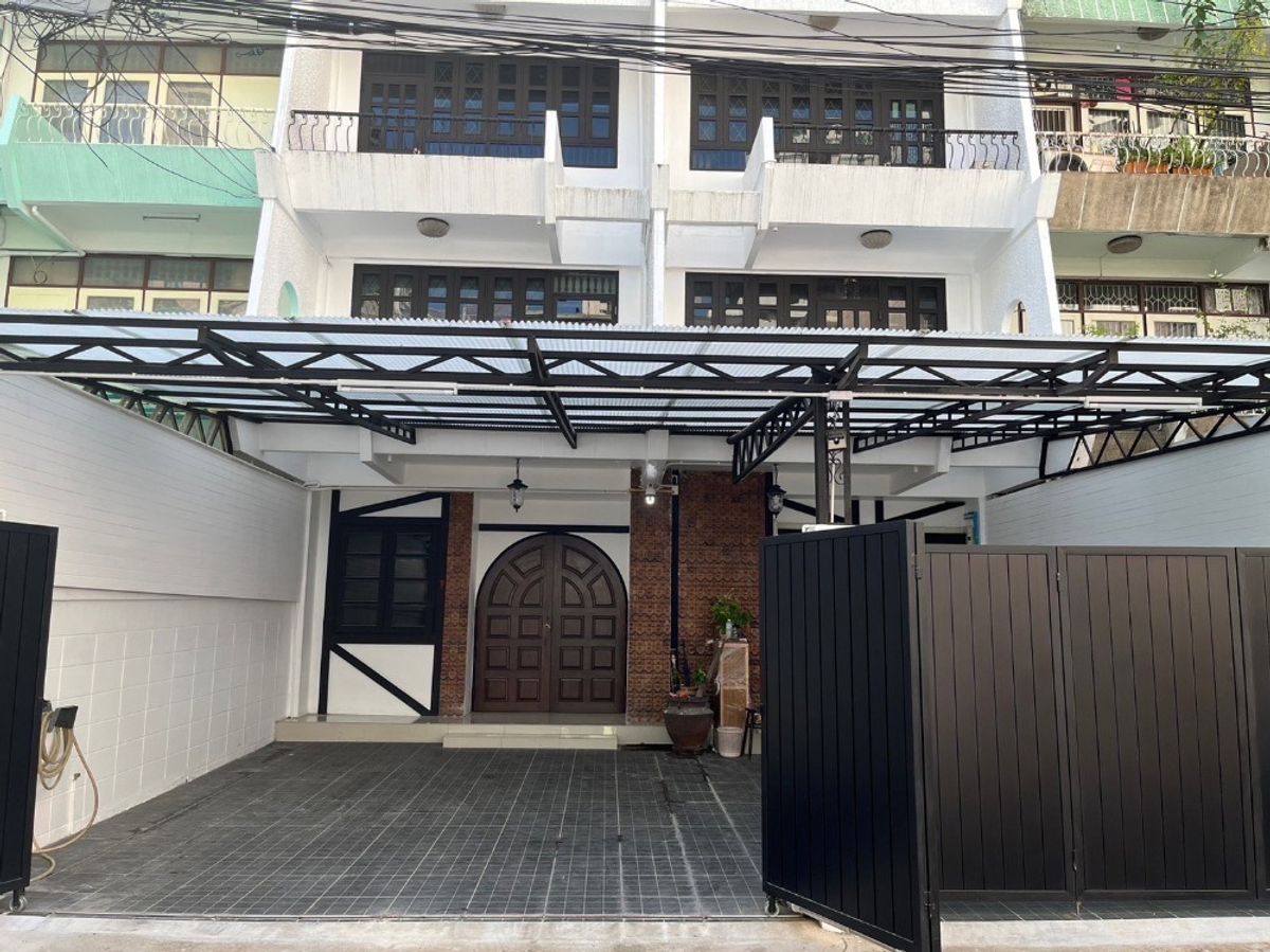 For RentTownhomeSathorn, Narathiwat : A 2 blocks townhome for rent in the heart of Sathorn Rd. Newly renovated with garden view. Approx. 400 Sqm.