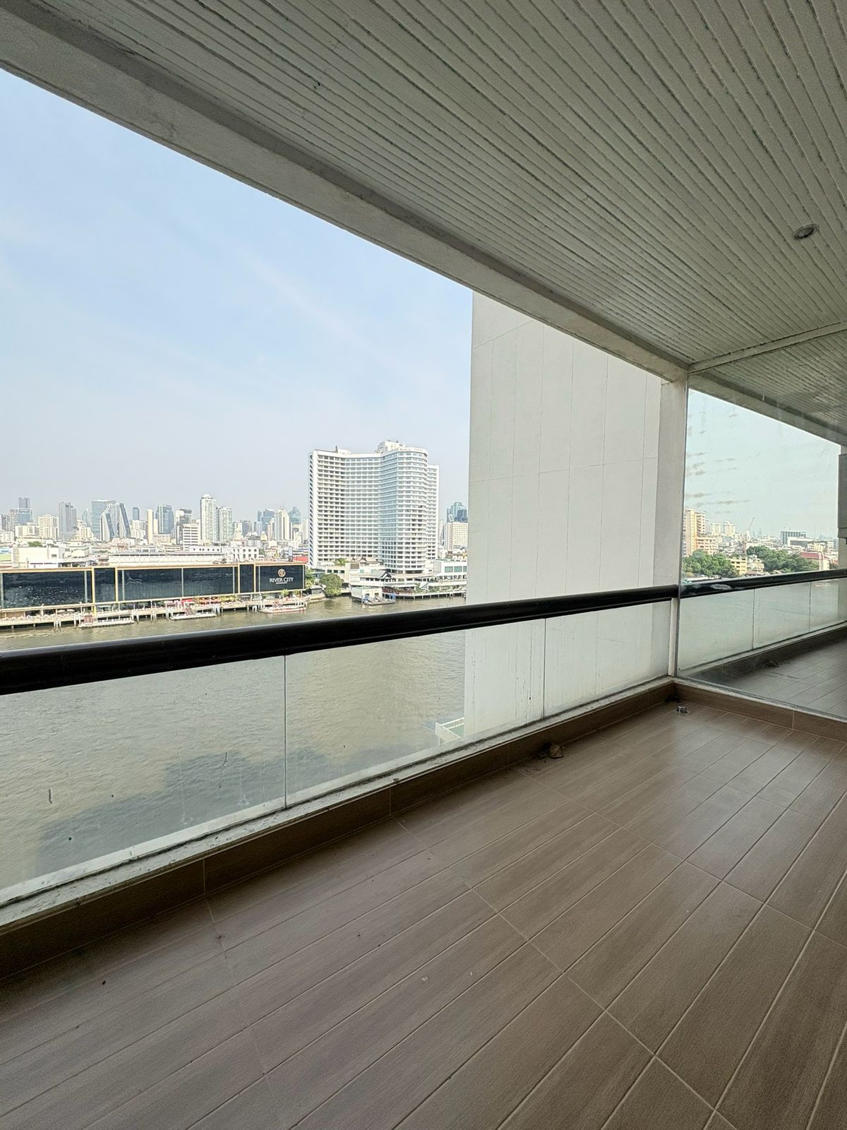 For RentCondoWongwianyai, Charoennakor : LTHC12126 - River House Condo for Rent Size 200 SQM. 3 Beds 3 Baths Near BTS Khlong San Station Only 75K/Month