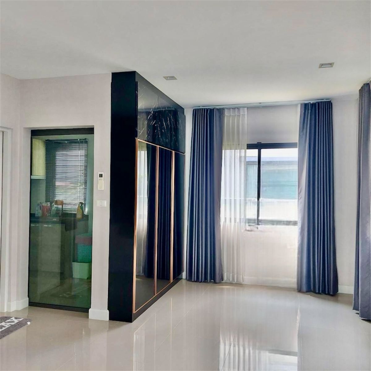 ขายบ้านนนทบุรี บางใหญ่ บางบัวทอง : ขายบ้านสุดพิเศษ “VENUE WESTGATE”ทำเลทองใจกลางเมืองตั้งอยู่บนถนนแก้วอินทร์ ใกล้กับถนนกาญจนาภิเษก เพียง 4 กม. ทำให้การเดินทางสะดวกสบาย และเชื่อมต่อกับทุกพื้นที่ในเมืองรายละเอียดบ้านแฝด 35 ตรว.	•	ตกแต่งพร้อมอยู่ ราคาขายเพียง 4.15 ล้านบาท