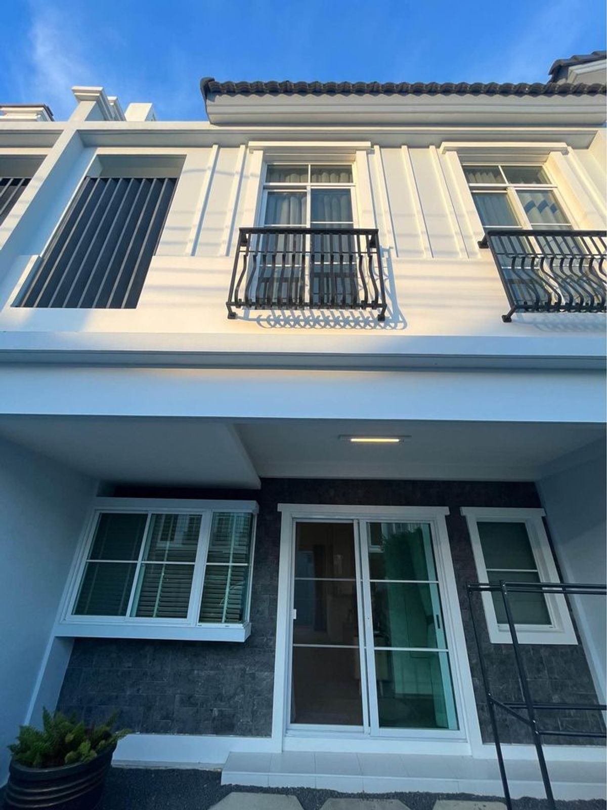 ให้เช่าทาวน์โฮมบางนา แบริ่ง ลาซาล : ทาวน์โฮม 2 ชั้น พร้อมเฟอร์นิเจอร์ ทำเลดี ให้เช่า ย่านบางนา-บางพลี ใกล้มหาวิทยาลัยรามคำแหง วิทยาเขตบางนา เพียง 5 นาที