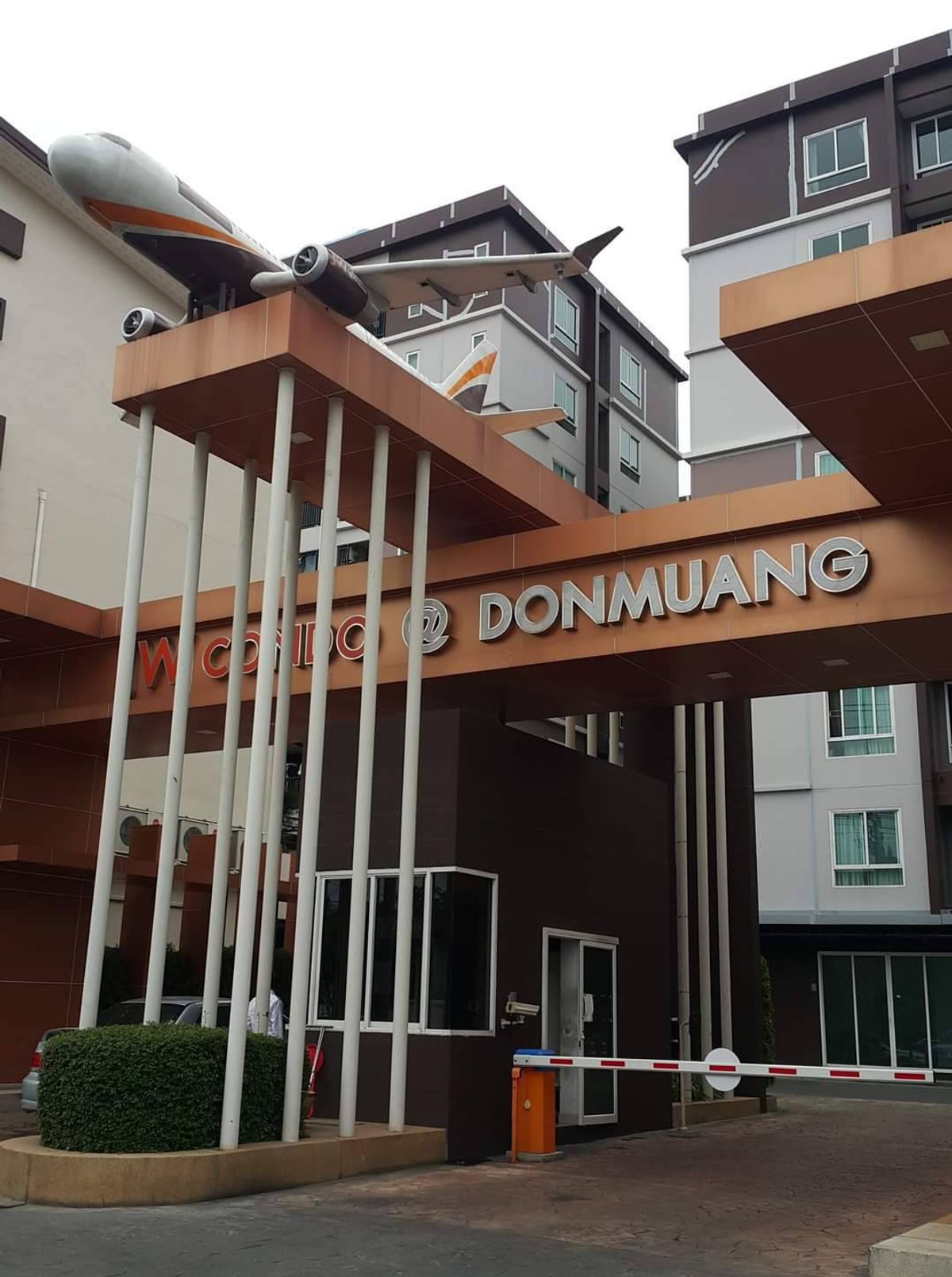 For RentCondoVipawadee, Don Mueang, Lak Si : The room is available at a good price of only 7000 baht per month. JW Condo @Don Mueang 1 Bedroom 1 Bathroom next to the red BTS is opposite Don Mueang Airport. Interested please call 063-6599447 Line ID: nukhunnasit.