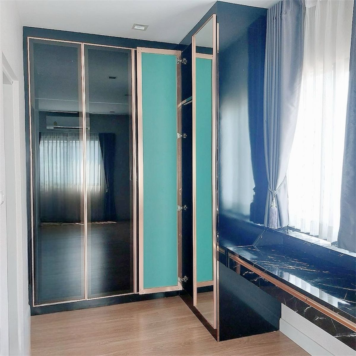 ขายบ้านนนทบุรี บางใหญ่ บางบัวทอง : ขายบ้านสุดพิเศษ “VENUE WESTGATE”ทำเลทองใจกลางเมืองตั้งอยู่บนถนนแก้วอินทร์ ใกล้กับถนนกาญจนาภิเษก เพียง 4 กม. ทำให้การเดินทางสะดวกสบาย และเชื่อมต่อกับทุกพื้นที่ในเมืองรายละเอียดบ้านแฝด 35 ตรว.	•	ตกแต่งพร้อมอยู่ ราคาขายเพียง 4.15 ล้านบาท