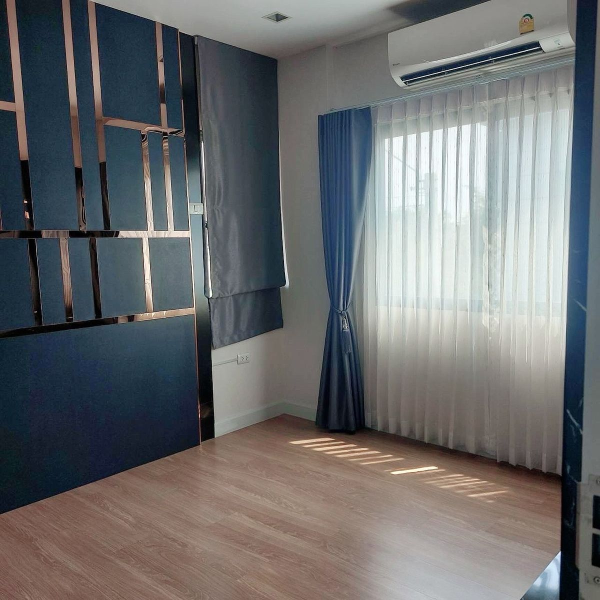 ขายบ้านนนทบุรี บางใหญ่ บางบัวทอง : ขายบ้านสุดพิเศษ “VENUE WESTGATE”ทำเลทองใจกลางเมืองตั้งอยู่บนถนนแก้วอินทร์ ใกล้กับถนนกาญจนาภิเษก เพียง 4 กม. ทำให้การเดินทางสะดวกสบาย และเชื่อมต่อกับทุกพื้นที่ในเมืองรายละเอียดบ้านแฝด 35 ตรว.	•	ตกแต่งพร้อมอยู่ ราคาขายเพียง 4.15 ล้านบาท