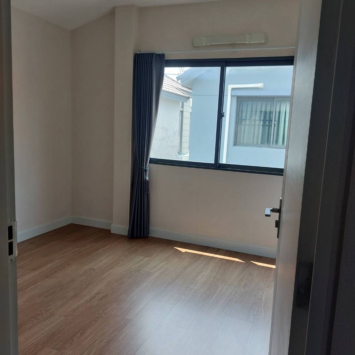 ขายบ้านนนทบุรี บางใหญ่ บางบัวทอง : ขายบ้านสุดพิเศษ “VENUE WESTGATE”ทำเลทองใจกลางเมืองตั้งอยู่บนถนนแก้วอินทร์ ใกล้กับถนนกาญจนาภิเษก เพียง 4 กม. ทำให้การเดินทางสะดวกสบาย และเชื่อมต่อกับทุกพื้นที่ในเมืองรายละเอียดบ้านแฝด 35 ตรว.	•	ตกแต่งพร้อมอยู่ ราคาขายเพียง 4.15 ล้านบาท