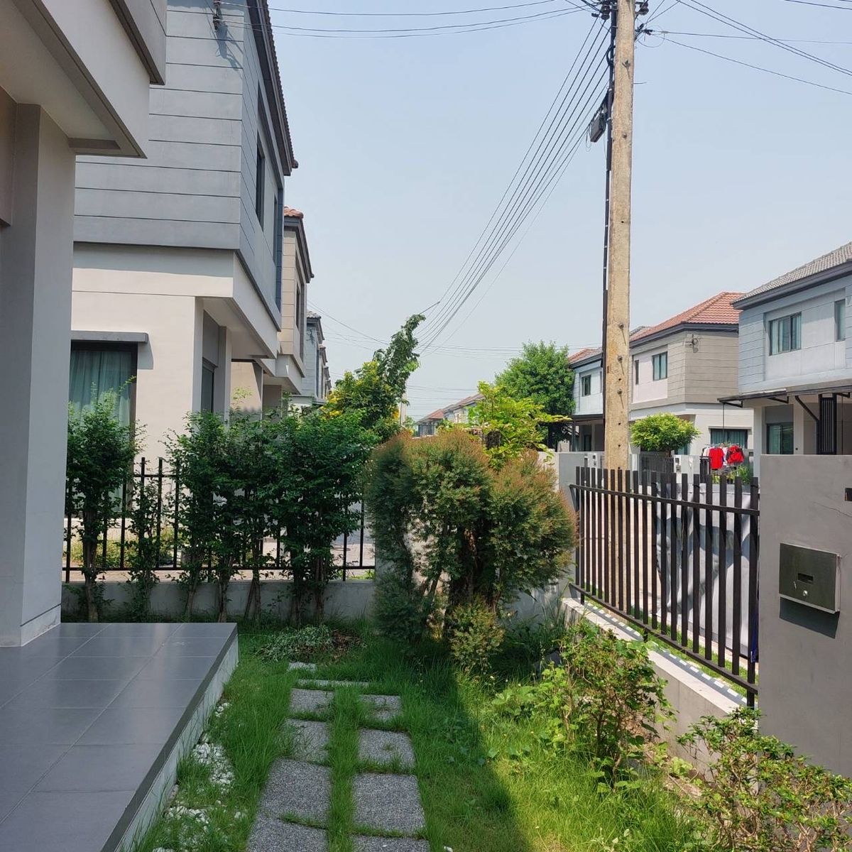 ขายบ้านนนทบุรี บางใหญ่ บางบัวทอง : ขายบ้านสุดพิเศษ “VENUE WESTGATE”ทำเลทองใจกลางเมืองตั้งอยู่บนถนนแก้วอินทร์ ใกล้กับถนนกาญจนาภิเษก เพียง 4 กม. ทำให้การเดินทางสะดวกสบาย และเชื่อมต่อกับทุกพื้นที่ในเมืองรายละเอียดบ้านแฝด 35 ตรว.	•	ตกแต่งพร้อมอยู่ ราคาขายเพียง 4.15 ล้านบาท