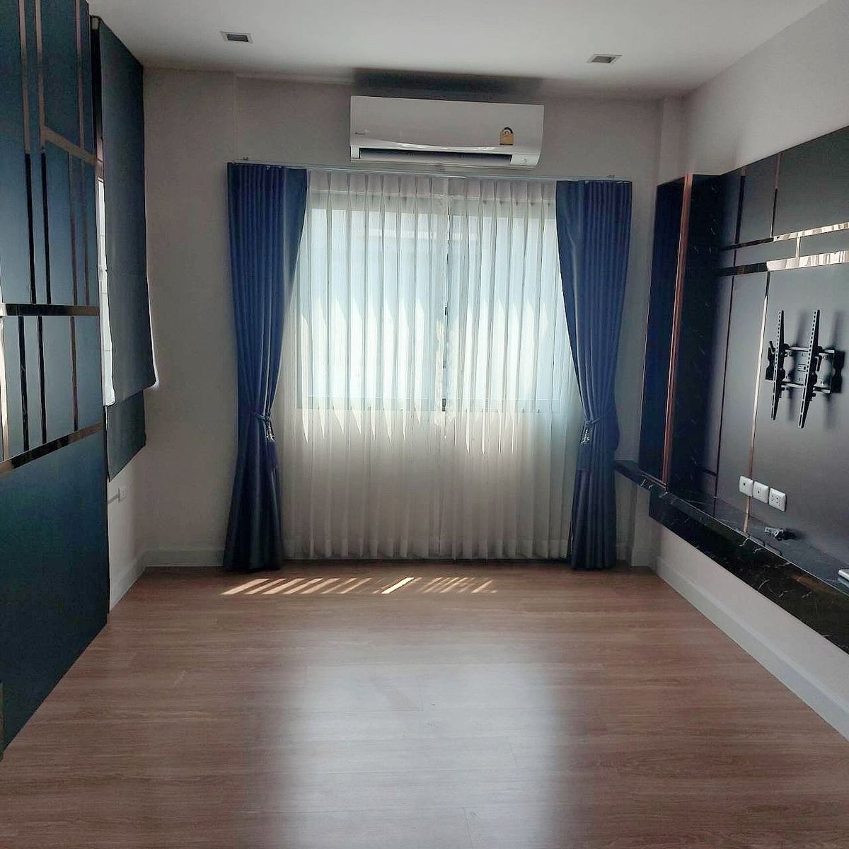 ขายบ้านนนทบุรี บางใหญ่ บางบัวทอง : ขายบ้านสุดพิเศษ “VENUE WESTGATE”ทำเลทองใจกลางเมืองตั้งอยู่บนถนนแก้วอินทร์ ใกล้กับถนนกาญจนาภิเษก เพียง 4 กม. ทำให้การเดินทางสะดวกสบาย และเชื่อมต่อกับทุกพื้นที่ในเมืองรายละเอียดบ้านแฝด 35 ตรว.	•	ตกแต่งพร้อมอยู่ ราคาขายเพียง 4.15 ล้านบาท