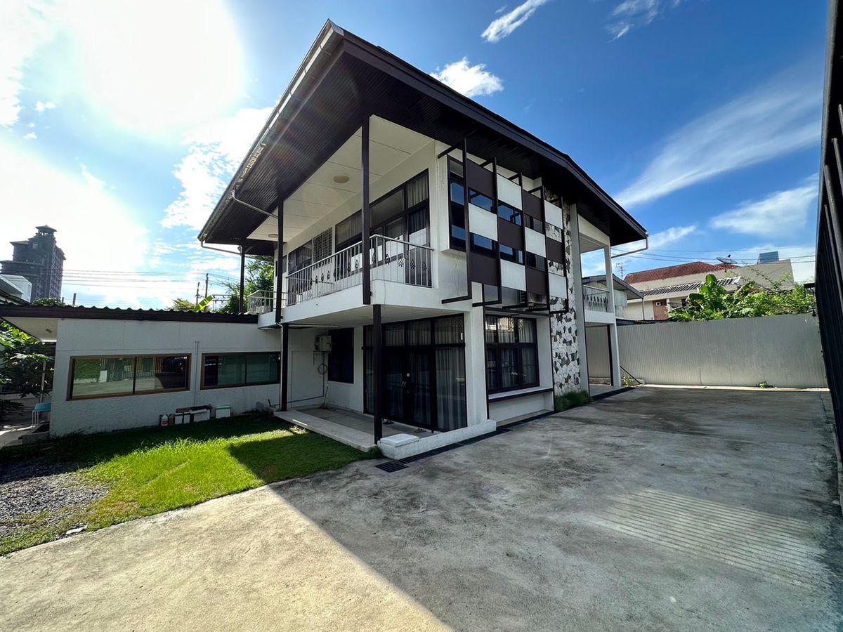 For RentHouseSukhumvit, Asoke, Thonglor : 2 storey detached house for rent Near BTS Punnawithi Sukhumvit 64 Road, 4 air conditioners, no furniture There are 5 bedrooms, 3 bathrooms. Rental price 40,000 baht per month [Company registered]