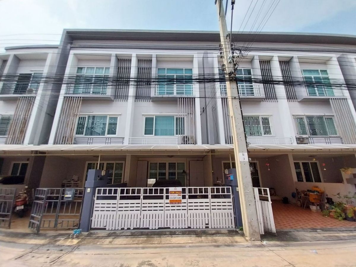 For SaleTownhomeRattanathibet, Sanambinna : 3-story townhome for sale, Exclusive, Khae Rai-Ngamwongwan. Each bedroom has a built-in bathroom to fill the kitchen in the PKA area.