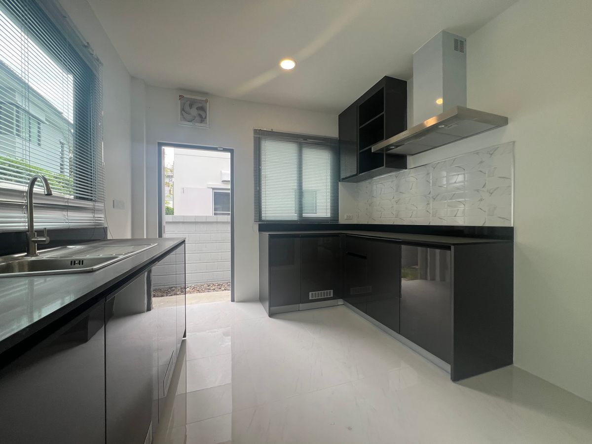 ขายบ้านลาดกระบัง สุวรรณภูมิ : บ้าน 4 ห้องนอน อ่อนนุช ใกล้รถไฟฟ้า 