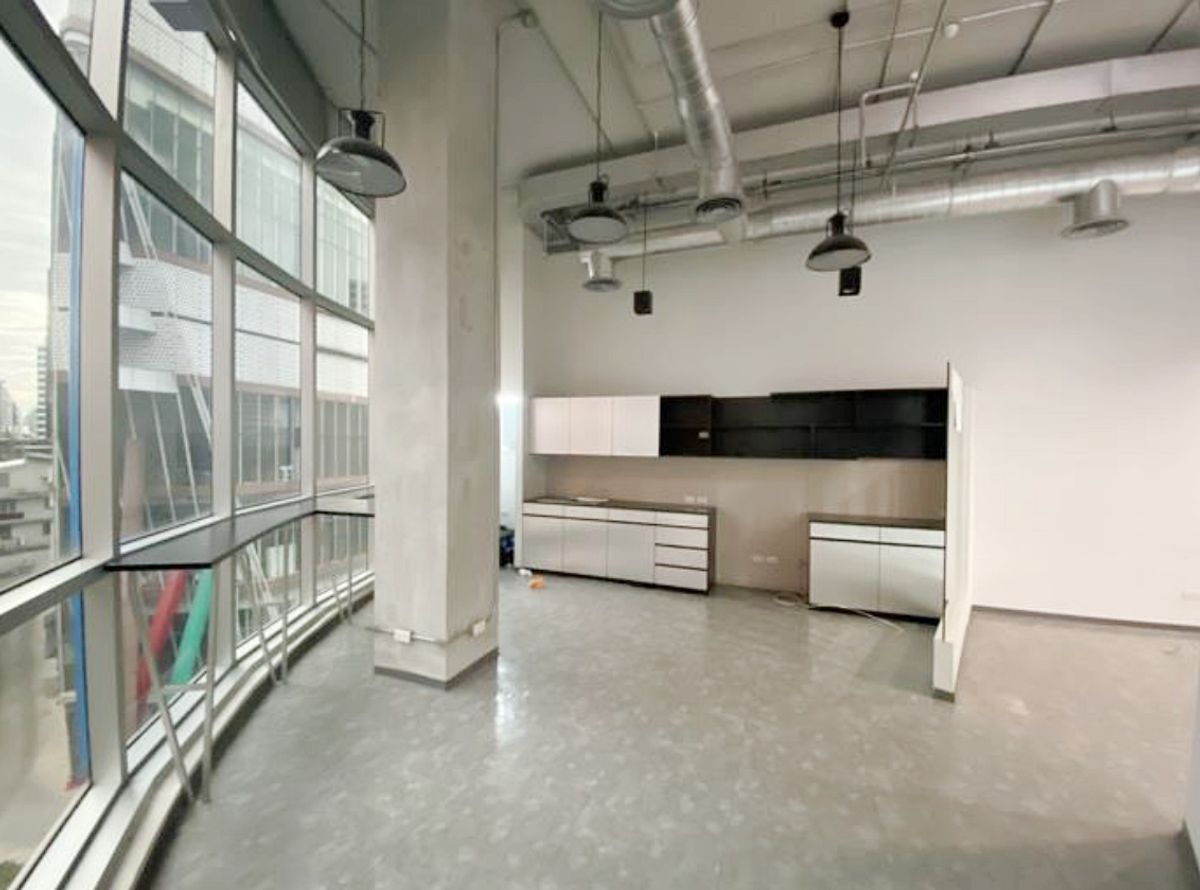 For RentOfficeSukhumvit, Asoke, Thonglor : Size 239 sqm. Floor 4, near BTS Phrom Phong and Msfier.