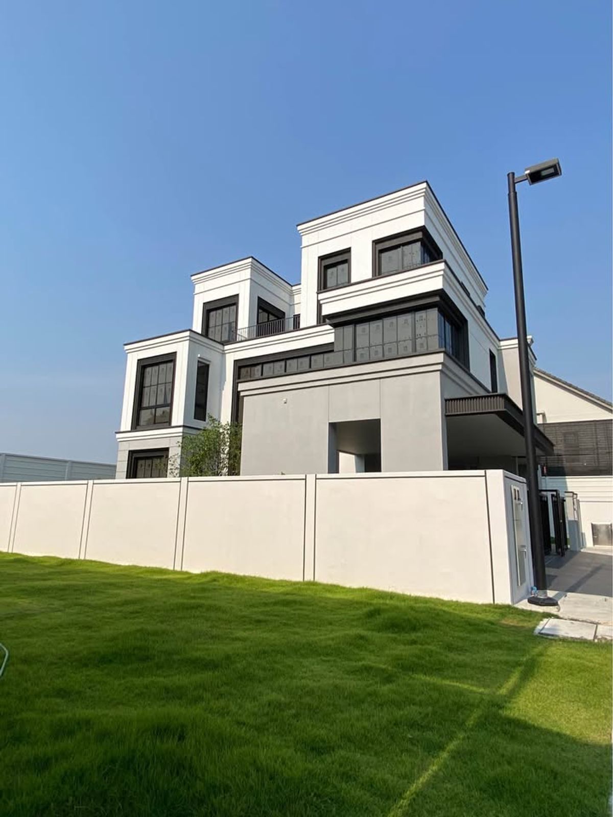 ขายบ้านพัฒนาการ ศรีนครินทร์ : Malton Gates Krungthep Kreetha  บ้านหรู Malton Gates กรุงเทพกรีฑา สไตล์ Modern Classic // ติดต่อ 0944561454 โจฮัน