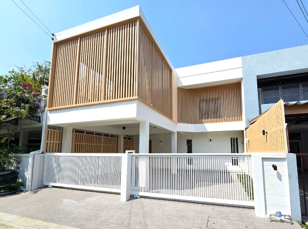 ขายทาวน์โฮมพัฒนาการ ศรีนครินทร์ : ขายทาวน์เฮ้าส์2ชั้น รีโนเวทใหม่ทั้งหลัง ใกล้ถนนพัฒนาการ800เมตร