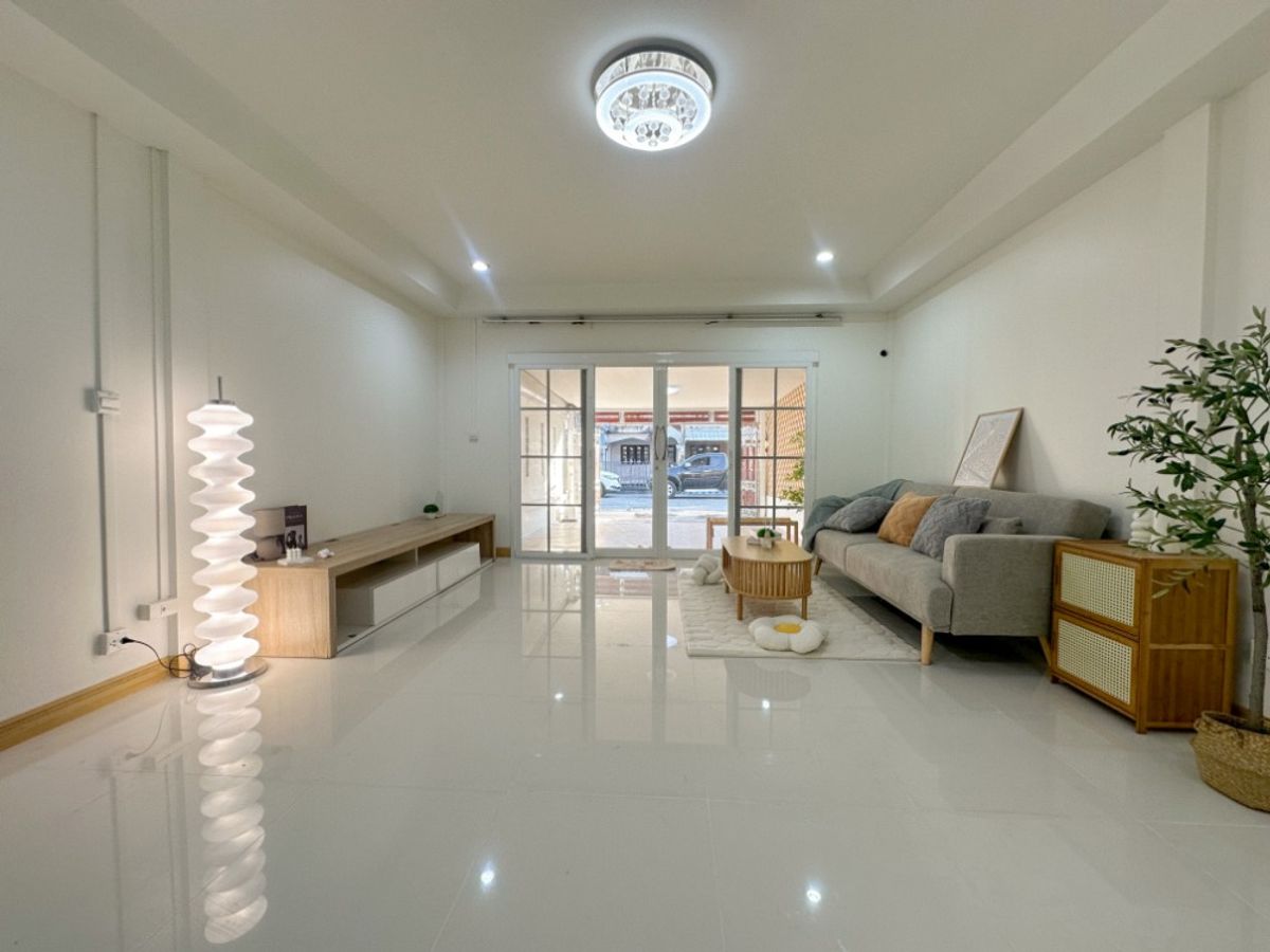 ขายทาวน์โฮมลาดพร้าว101 แฮปปี้แลนด์ : 🏡 ขายด่วน ทาวน์เฮาส์มินิมอลมูจิ หมู่บ้านพิมพ์ทอง ลาดพร้าว 101 รีโนเวทใหม่พร้อมอยู่ 🏡  สไตล์เรียบง่าย ครบทุกฟังก์ชันการใช้งาน ✨ S2501-376