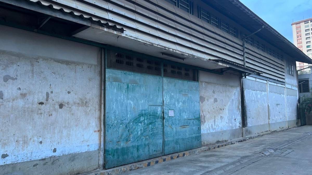 For RentWarehouseRathburana, Suksawat : 🏢 For rent, ready-to-use warehouse, Soi Suksawat 52 with a large office in 790 sqm. 064-974-2441