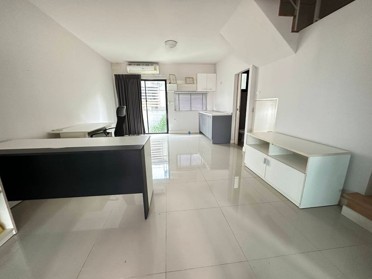 ขายทาวน์โฮมลาดกระบัง สุวรรณภูมิ : ทาวน์โฮม บ้านกลางเมือง พระราม9 - อ่อนนุช 3ชั้น โฮมออฟฟิตได้เลยจ้า กว้างถึง 145ตร.ม