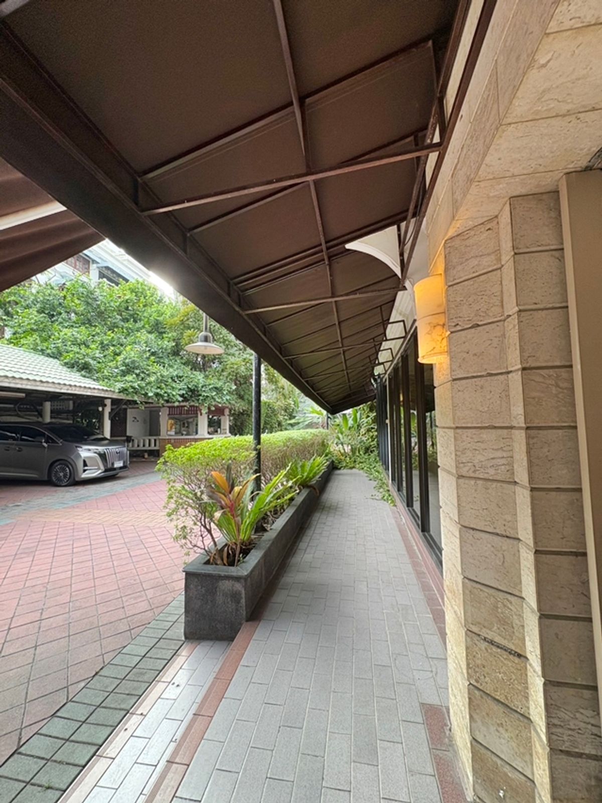 For RentRetail SpaceSiam Paragon ,Chulalongkorn,Samyan : Space 320 sqm in Soi Tonson For Rent, Pathumwan