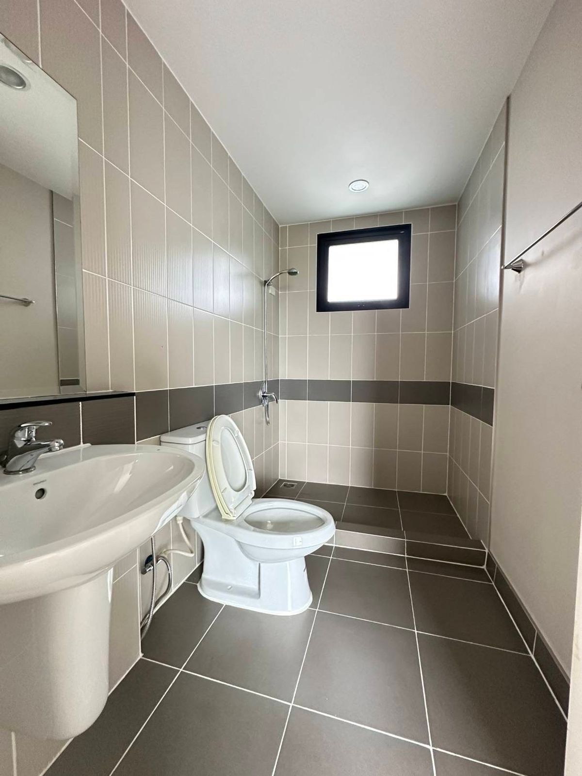 ขายทาวน์โฮมลาดกระบัง สุวรรณภูมิ : ทาวน์โฮม บ้านกลางเมือง พระราม9 - อ่อนนุช 3ชั้น โฮมออฟฟิตได้เลยจ้า กว้างถึง 145ตร.ม