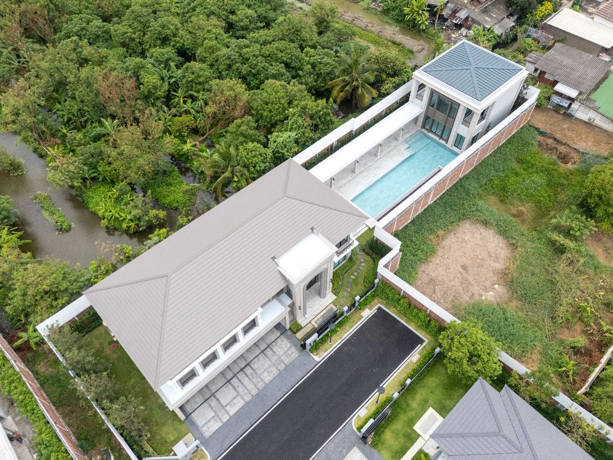 For SaleHousePinklao, Charansanitwong : Large detached house with private swimming pool.