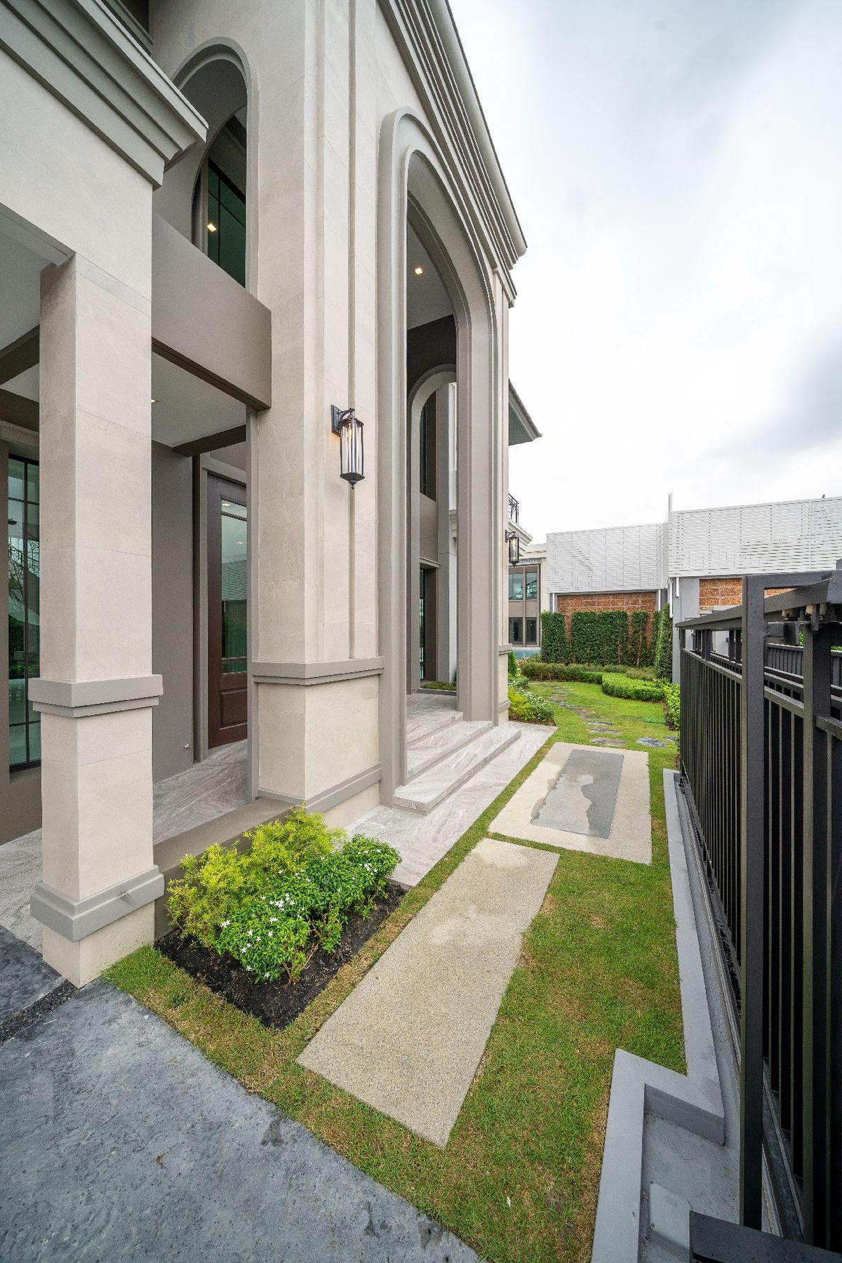 For SaleHousePinklao, Charansanitwong : Large detached house with private swimming pool.