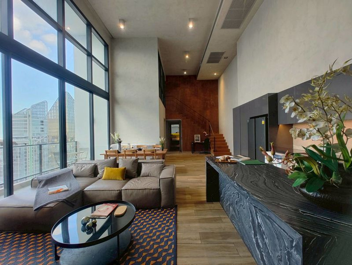 ให้เช่าคอนโดสุขุมวิท อโศก ทองหล่อ : The Lofts Asoke — Ultra Rare Duplex 3 Bed ชั้น 41 วิวระฟ้าใจกลางอโศก สัมผัสประสบการณ์การอยู่อาศัยระดับ Masterpiece ห้อง 2 ชั้น ดีไซน์ Industrial Loft สุดหรู