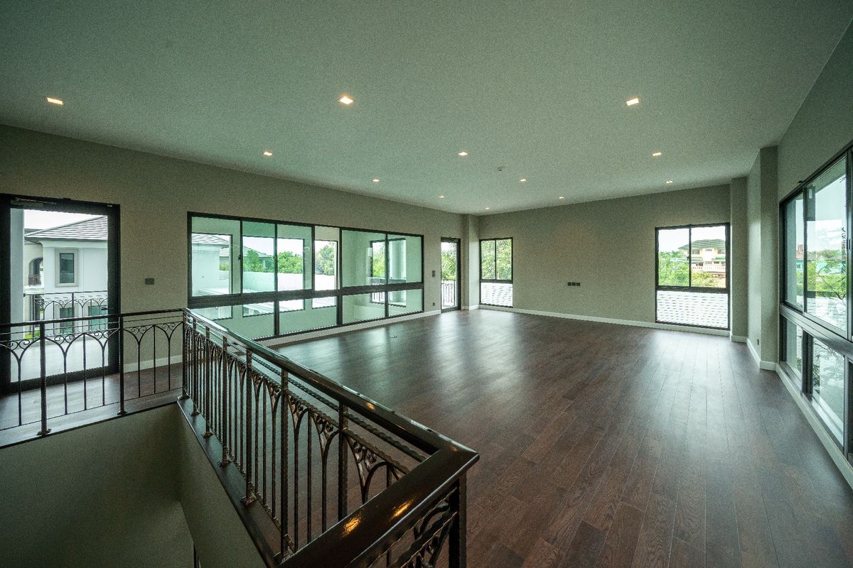 For SaleHousePinklao, Charansanitwong : Large detached house with private swimming pool.