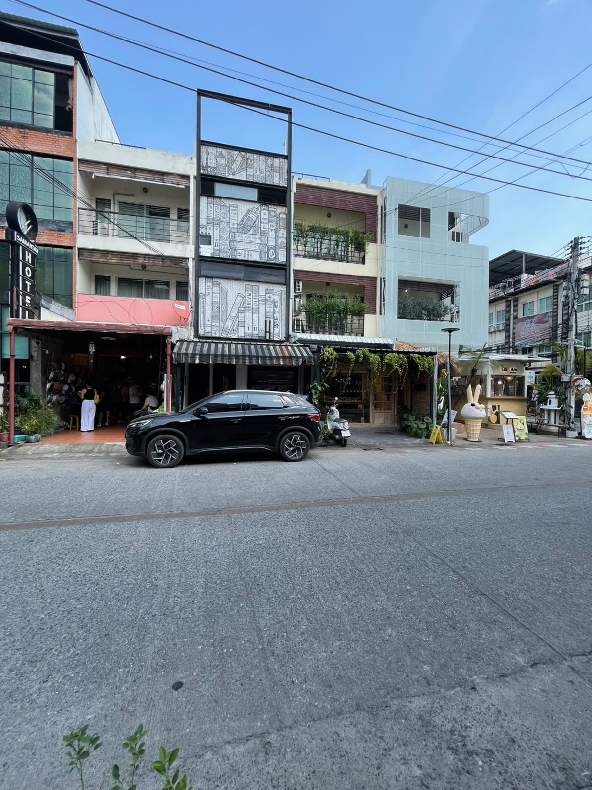 อาคารพาณิชย์เชียงใหม่ : เช่า ตึกกลางนิมมาน  3 ชั้น +ดาดฟ้า 48,000 ต่อเดือน
