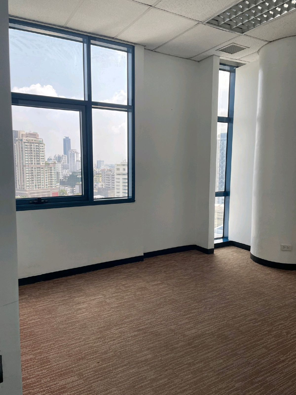For RentOfficeSukhumvit, Asoke, Thonglor : (BTS Asoke) for rent at 89 square meters, beautiful view, 2.7 meters high