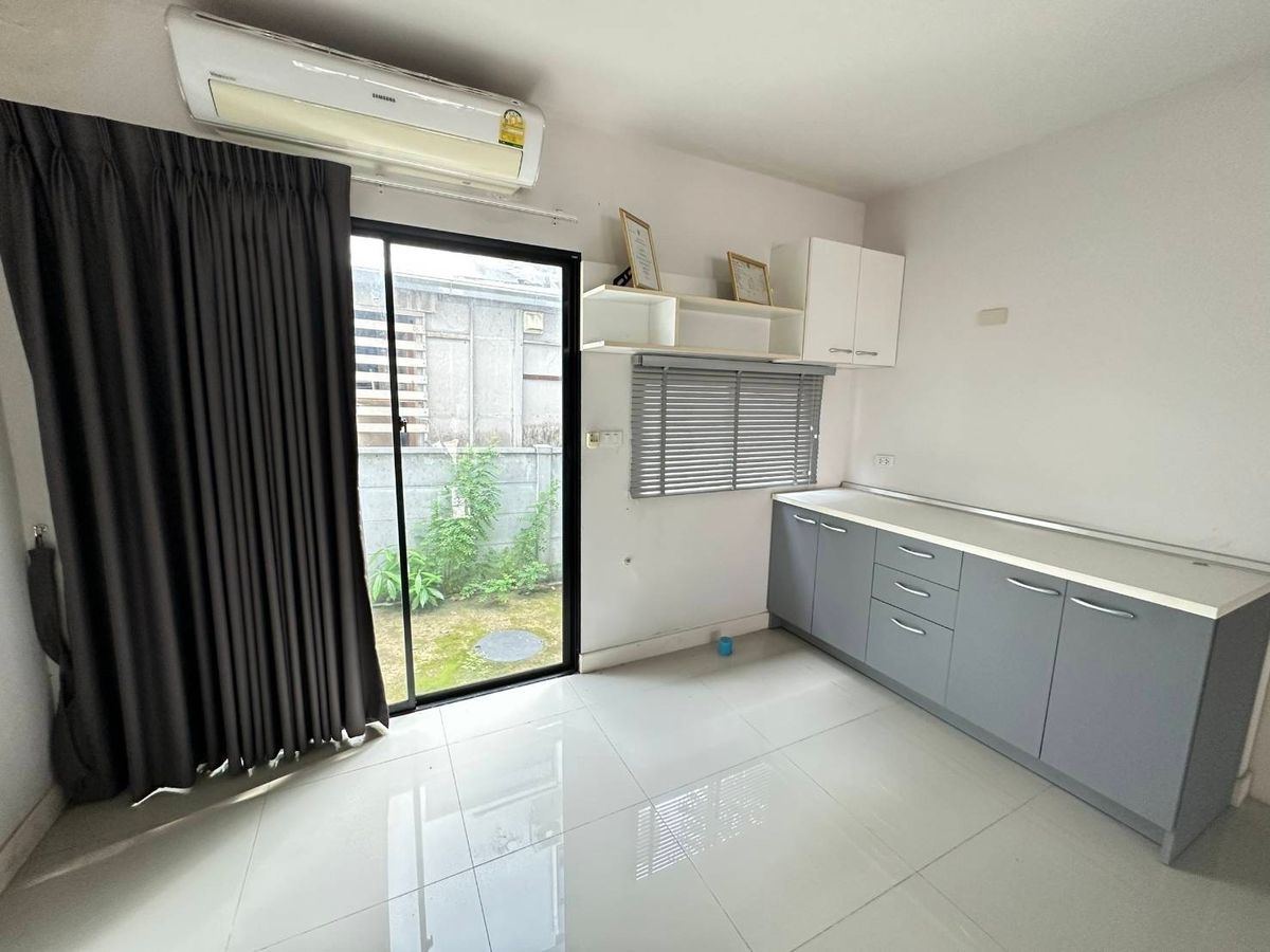 For SaleTownhomeLadkrabang, Suwannaphum Airport : 3 -storey house for sale