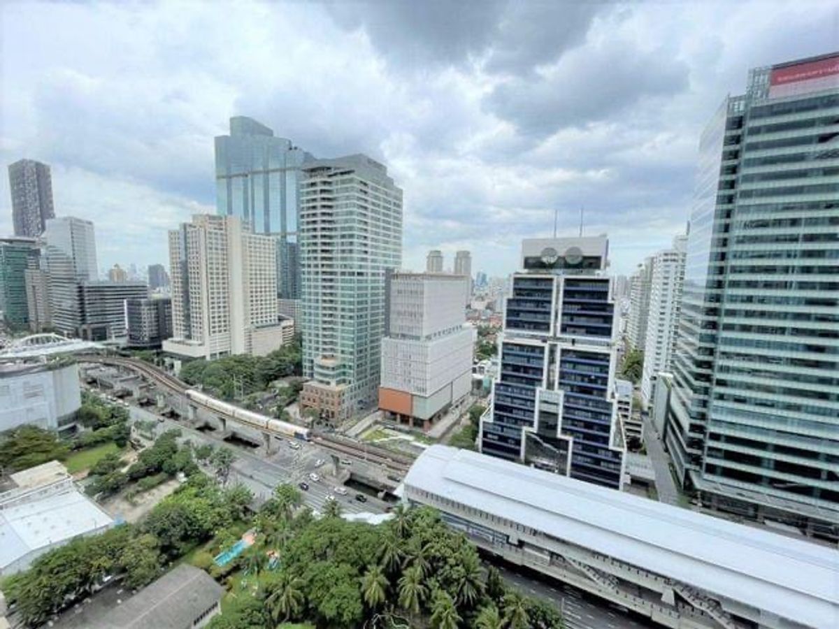 For RentCondoSilom, Saladaeng, Bangrak : ✨ Rent Silom Suite, 3 bedrooms, all rooms have a balcony, a high -class corner room, good location, only 50 meters away from BTS Louis Station.