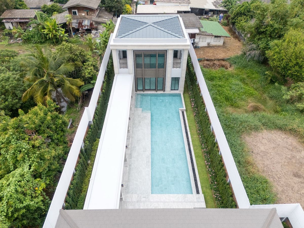 For SaleHousePinklao, Charansanitwong : Large detached house with private swimming pool.