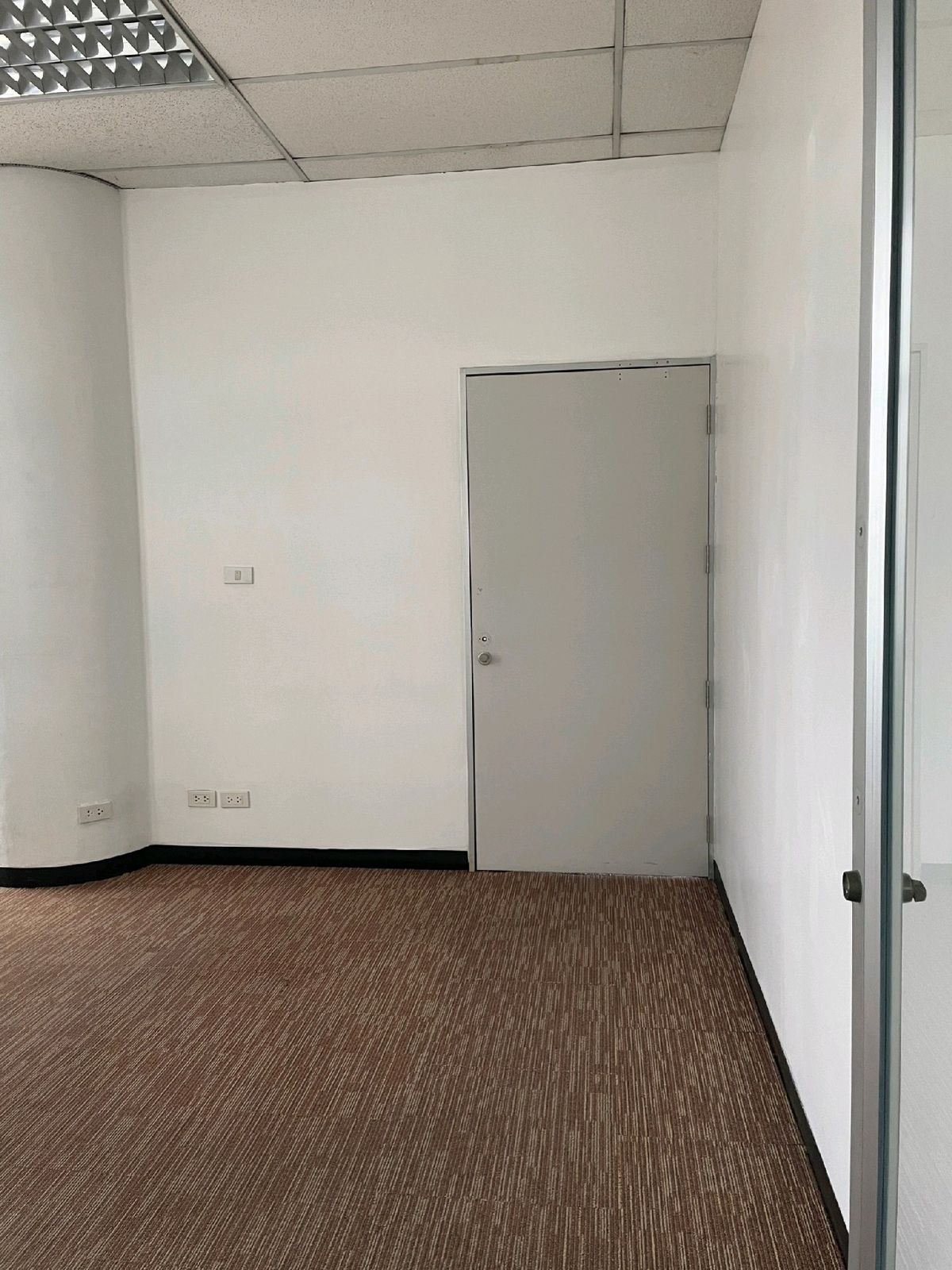 For RentOfficeSukhumvit, Asoke, Thonglor : (BTS Asoke) for rent at 89 square meters, beautiful view, 2.7 meters high