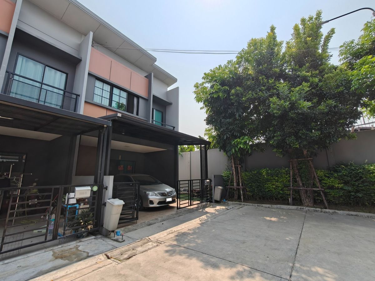 For SaleTownhomeRama5, Ratchapruek, Bangkruai : Corner Unit Near Swimming Pool!! 2-Storey Townhome at Siri Place Charan-Pinklao, Near Central Westville, Ratchaphruek Road, Nakhon In, Red Line MRT, and Sirat Expressway.