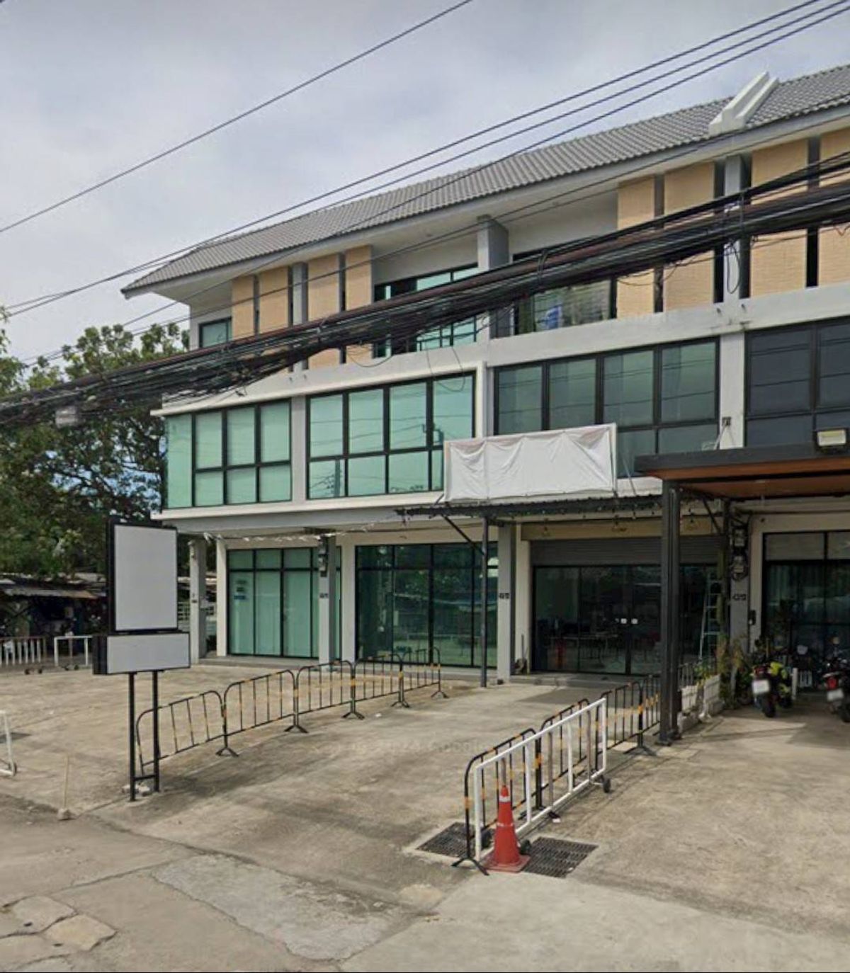 For RentShop HouseLadprao101, Happy Land, The Mall Bang Kapi : Rental Home Office 3 floors, Lat Phrao 101 Soi 42, suitable for office stock, restaurant, beauty salon or other businesses.