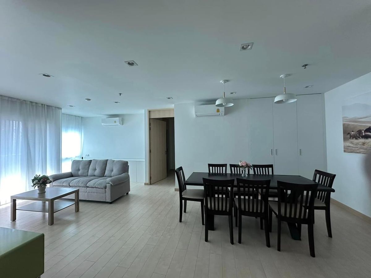 For RentCondoSilom, Saladaeng, Bangrak : ✨ Rent Silom Suite, 3 bedrooms, all rooms have a balcony, a high -class corner room, good location, only 50 meters away from BTS Louis Station.