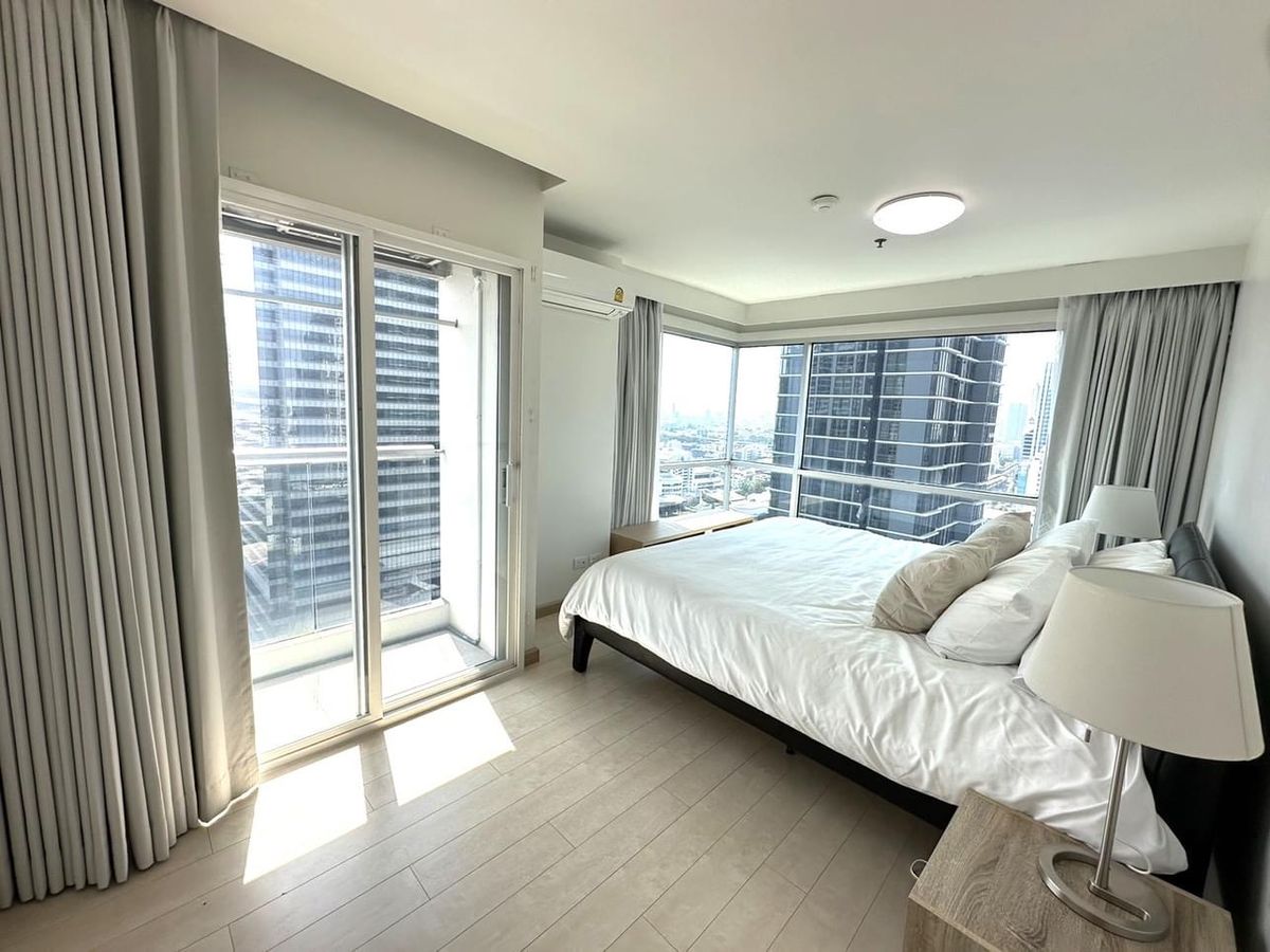 For RentCondoSilom, Saladaeng, Bangrak : ✨ Rent Silom Suite, 3 bedrooms, all rooms have a balcony, a high -class corner room, good location, only 50 meters away from BTS Louis Station.