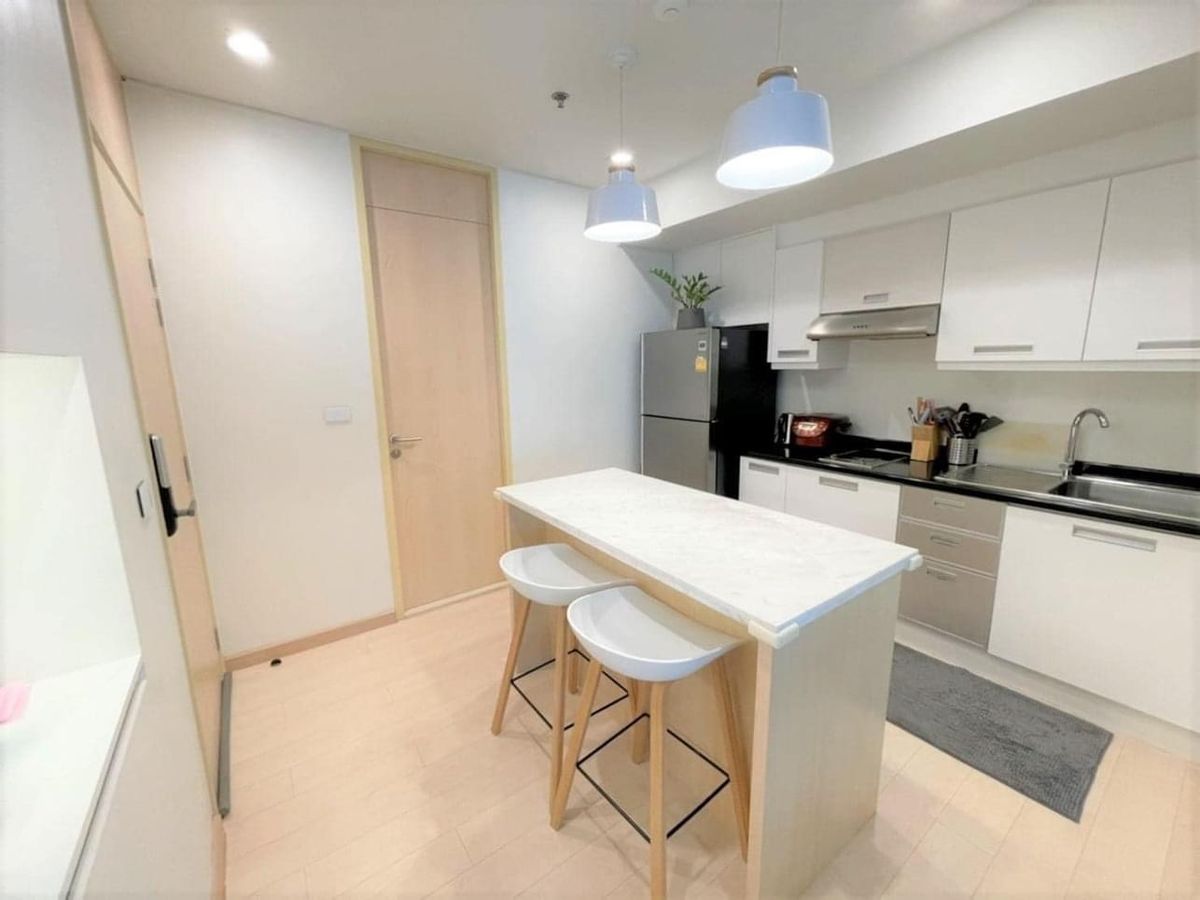 For RentCondoSilom, Saladaeng, Bangrak : ✨ Rent Silom Suite, 3 bedrooms, all rooms have a balcony, a high -class corner room, good location, only 50 meters away from BTS Louis Station.