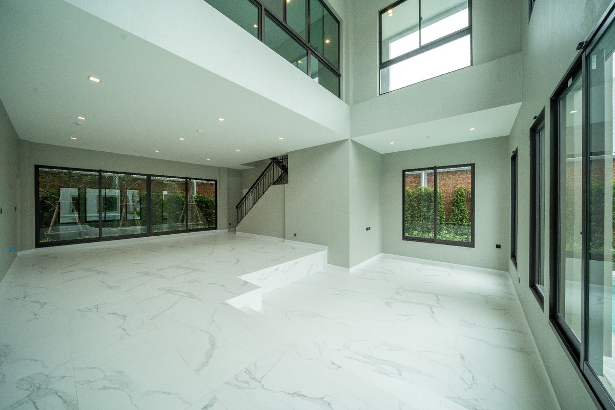 For SaleHousePinklao, Charansanitwong : Large detached house with private swimming pool.