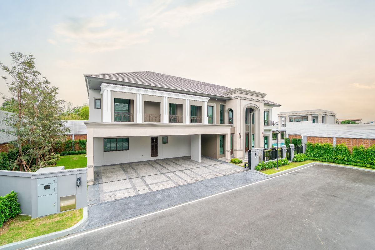 For SaleHousePinklao, Charansanitwong : Large detached house with private swimming pool.