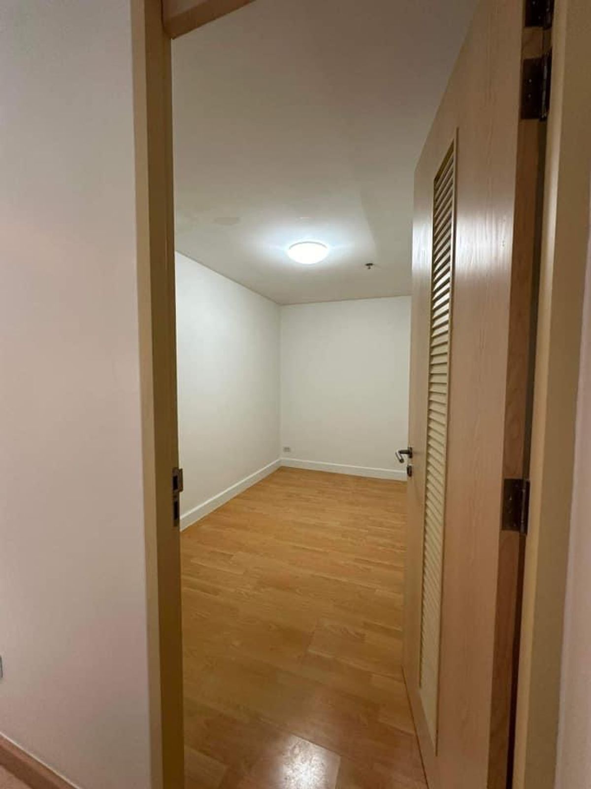 For RentCondoSilom, Saladaeng, Bangrak : ✨ Rent Silom Suite, 3 bedrooms, all rooms have a balcony, a high -class corner room, good location, only 50 meters away from BTS Louis Station.