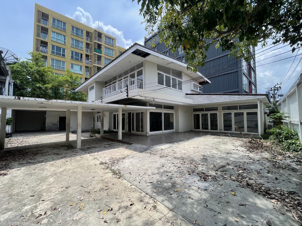 ให้เช่าบ้านสุขุมวิท อโศก ทองหล่อ : 📢👇Available for viewing, Ready to move in August 25. Rent with your own furniture in the traditional house only 500 meters from the main road