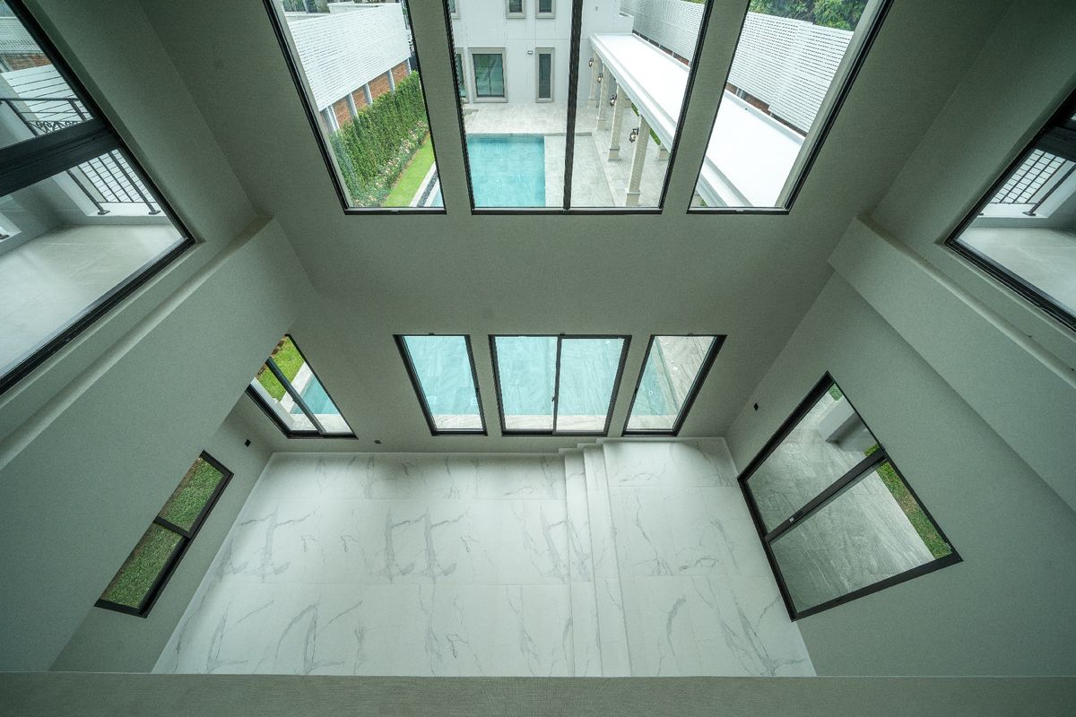 For SaleHousePinklao, Charansanitwong : Large detached house with private swimming pool.