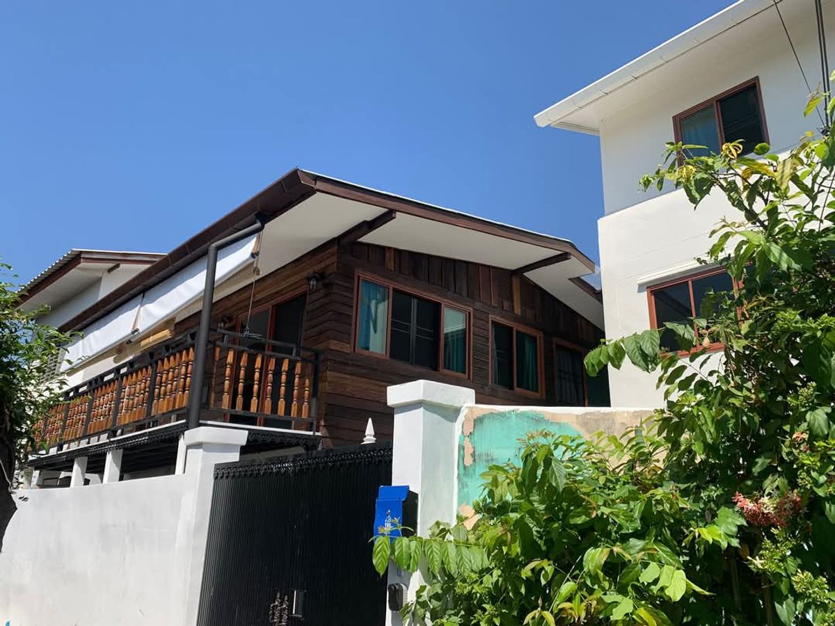 ให้เช่ากิจการโรงแรม & กิจการอพาร์ตเมนต์เชียงใหม่ : ให้เช่าบ้านสไตล์คลาสสิค ประกอบธุรกิจที่พักได้ ทำเลท่าแพ เชียงใหม่ 6นอน 7น้ำ