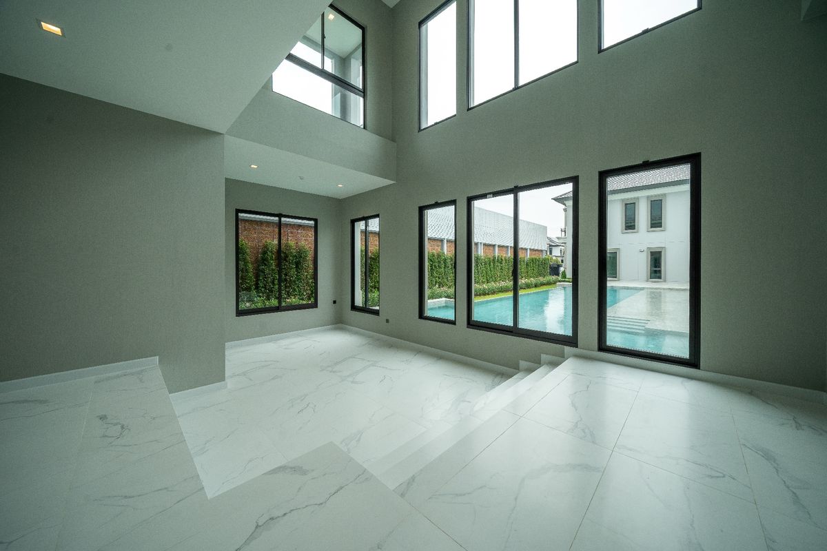 For SaleHousePinklao, Charansanitwong : Large detached house with private swimming pool.