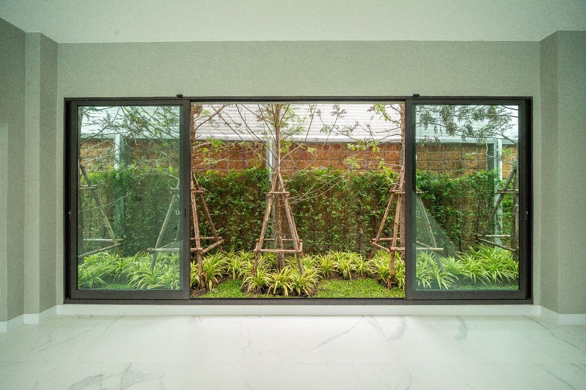 For SaleHousePinklao, Charansanitwong : Large detached house with private swimming pool.