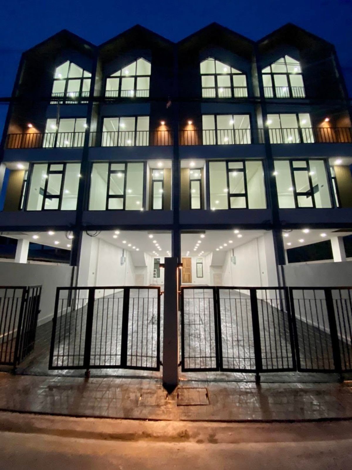 For RentHome OfficeOnnut, Udomsuk : 4-story home office, beautiful corner room for rent in Udomsuk-Punnawithi, near Digital Park, only 2.7 km