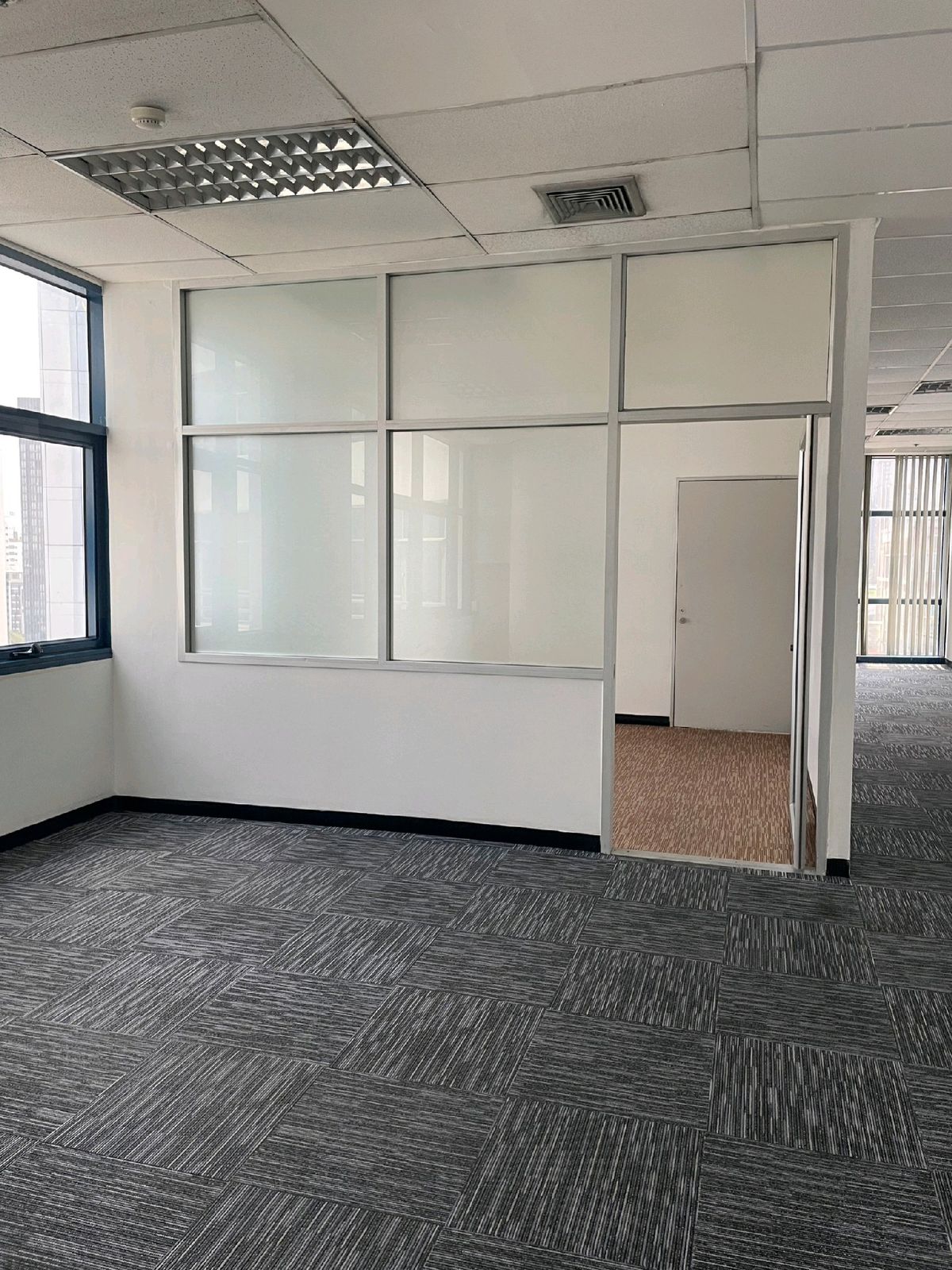 For RentOfficeSukhumvit, Asoke, Thonglor : (BTS Asoke) for rent at 89 square meters, beautiful view, 2.7 meters high